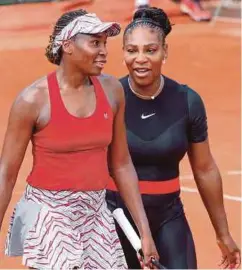  ??  ?? SERENA (kanan) bersama kakaknya Venus mengatasi pasangan Jepun.