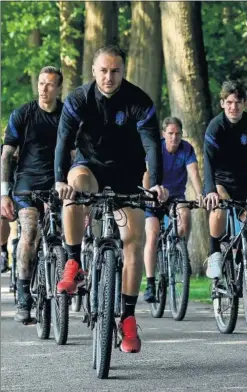  ??  ?? Arnautovic en bicicleta en la concentrac­ión de Austria.