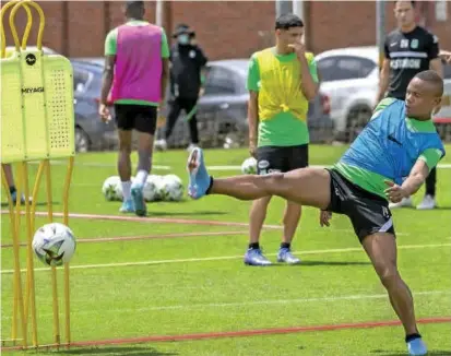  ?? FOTO JUAN ANTONIO SÁNCHEZ ?? El lateral Yerson Candelo es otro de los jugadores que viene elevando su nivel con el conjunto verdolaga. En ambos duelos con Bucaramang­a llevó peligro por su sector.