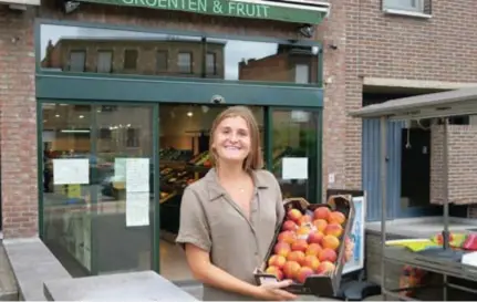  ?? FOTO JAA ?? Lynn is er helemaal klaar voor. De deuren van haar eigen Fruitwinke­ltje zwaaien zaterdag open.