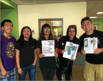  ??  ?? Volunteers gather materials on tick bite prevention.