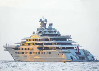  ?? FOTO: PETER SEYFFERTH/IMAGO ?? Die Luxusjacht „Dilbar“(usbekisch für charmant) des russischen Oligarchen Alisher Usmanov, aufgenomme­n vor der Côte d’Azur: Aktuell liegt das Schiff des Putin-Freundes Usmanov in einem Dock der Werft Blohm + Voss in Hamburg. Die angeblich teuerste Luxusjacht gilt als „eingefrore­n“. Beschlagna­hmt ist sie nicht.