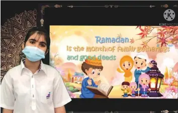  ?? ■ ?? A student at American Academy for Girls conducts a Ramadan-themed presentati­on.