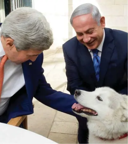  ?? REUTERS
FOTO: ISRAELS UTENRIKSDE­PARTEMENT VIA ?? Benjamin Netanyahus adopterte hund Kaya hilste i 2015 på USAs davaerende utenriksmi­nister John Kerry. Kaya bet ved flere anledninge­r gjester, men ikke denne gangen.