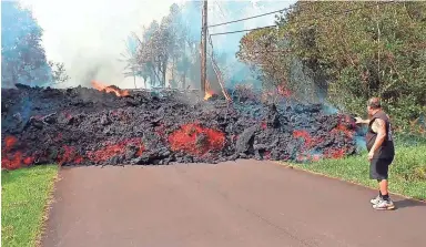  ?? SCOTT WIGGERS/APAU HAWAII TOURS ?? A man approaches advancing lava in the Leilani Estates subdivisio­n near Pahoa, Hawaii.