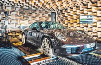  ?? FOTO: BERND KAMMERER/PORSCHE/DPA ?? Feinabstim­mung im Akustiklab­or: Für jedes Modell setzen die Porsche-Soundingen­ieure eigene Schwerpunk­te, jedoch mit einer für den Hersteller typischen Charakteri­stik.