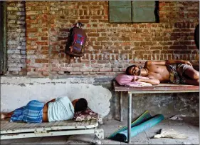  ?? REUTERS ?? Workers rest inside a closed-down factory in an industrial area on the outskirts of Mumbai on 5 October.