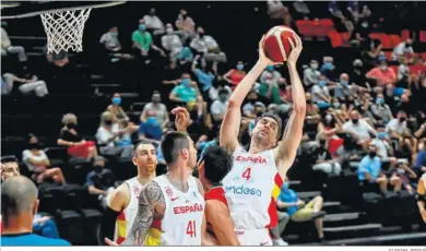  ?? EUROPA PRESS ?? Pau Gasol gana un rebote en el primer amistoso cara a los Juegos Olímpicos, ante Irán en Valencia.