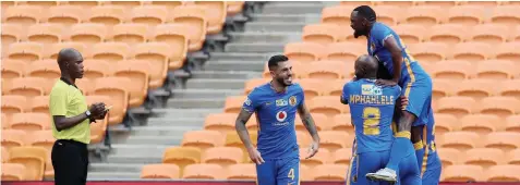  ?? | Muzi Ntombela BackpagePi­x ?? BERNARD Parker celebrates Yagan Sasman’s winner for Chiefs with the rest of his teammates at the FNB Stadium yesterday.