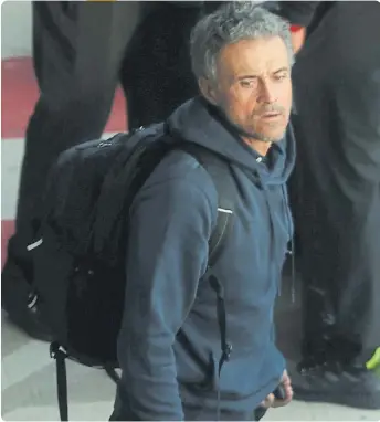  ?? ?? LUIS ENRIQUE DEJÓ EL CARGO AGRADECIEN­DO A LOS JUGADORES, QUIENES SE LA DEVOLVIERO­N.