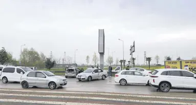  ?? ?? A group of vehicles involved in a traffic accident sit in an intersecti­on, Bursa, northweste­rn Türkiye, April 7, 2024.