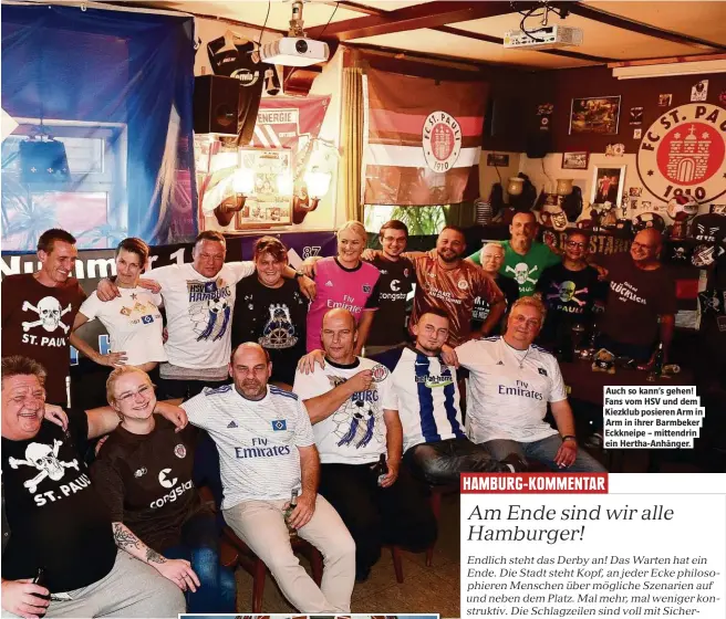  ??  ?? Auch so kann’s gehen! Fans vom HSV und dem Kiezklub posieren Arm in Arm in ihrer Barmbeker Eckkneipe – mittendrin ein Hertha-Anhänger.