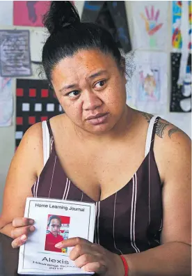  ?? Photos / NZME ?? Grieving mother Rowshae Albert says she’s glad the Government is taking the meningococ­cal outbreak in Northland seriously.