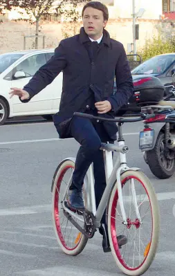  ??  ?? Stili diversi Matteo Renzi sindaco in bicicletta (foto Archivio Sestini) A sinistra, Giorgio La Pira mentre va a votare. Con il celebre calzino bianco (foto Archivio storico Torrini)