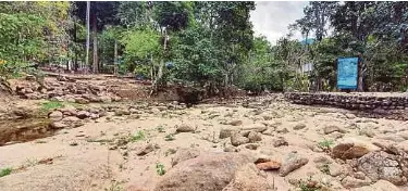  ?? (Foto Hamzah Osman/bh) ?? Air Terjun Lubuk Semilang, Langkawi hampir kering-kontang akibat tiada hujan sejak lebih 22 hari lalu.