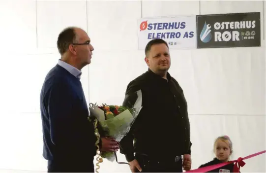  ?? ALLE FOTO: PRIVAT ?? SKRYT: Ordfører Kjetil Glimsdal gratulerte Imeneslede­ren Bjørn Tore Beisland med den nye hallen og overrakte blomster. Helt nederst til høyre ser vi Bjørn Tores datter Eileen.