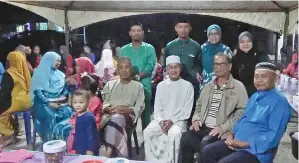  ??  ?? DAVID (duduk, dua kanan) bersama ahli keluarga, Faridah dan penduduk di Kg Pantongan Sapong, Tenom.