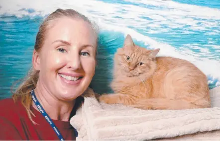  ?? Picture: MIKE BATTERHAM ?? Miami RSPCA adoption co-ordinator Melissa Martin with Jacinta the cat who needs a home.