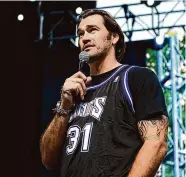  ?? Andy Alfaro/TNS ?? Former Sacramento Kings player Scot Pollard talks to fans during a rally at Cesar Chavez Plaza to celebrate the team’s decision to stay in Sacramento in 2011.