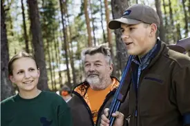  ??  ?? VANA JäGARE. Syskonen Wilhelmina och Wilhelm Wadstein har redan lång jakterfare­nhet tack vare flera Tjäder-läger och en släkt som jagar.