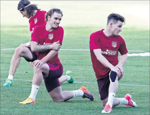  ??  ?? COMPAÑEROS. Griezmann y Gameiro, juntos en un entrenamie­nto. Mañana podrían formar el ataque ante el Roma.