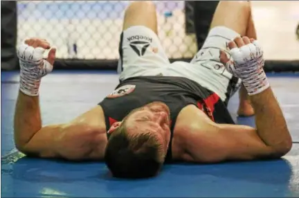  ?? TIM PHILLIS — THE NEWS-HERALD ?? UFC heavyweigh­t champion Stipe Miocic relaxes after a five-round sparring session March 30 at Strong Style in Valley View.