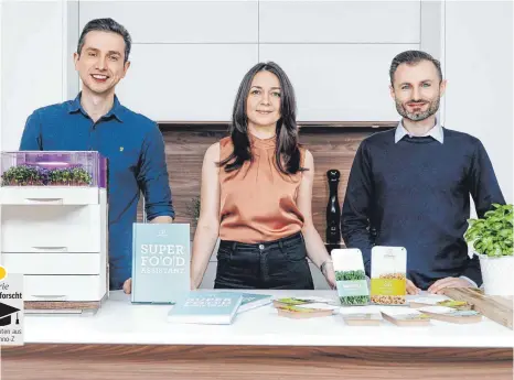  ?? FOTOS: CELLGARDEN ?? Joe Teips, Marina Zeisler und Alexander Lier (von links) wollen in diesem Jahr auf den Markt mit ihrem Sprossen-Automat.