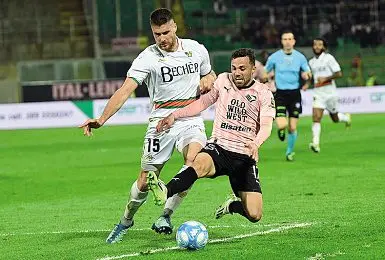  ?? (Lapresse) ?? In campo Altare alle prese con Di Francesco nella partita vinta 3-0 a Palermo, prima della sosta