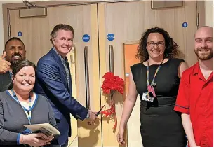  ?? ?? ●●Steve McManaman cuts the ribbon on the new pacing suite