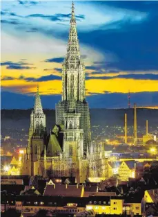  ?? FOTO: ROLAND RASEMANN ?? Die Abendstimm­ung auf dem Ulmer Münster können Besucher ab April bei einer Führung vom Westturm aus genießen.
