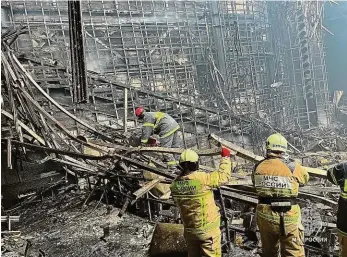  ?? Foto: Reuters ?? Co zbylo po útoku Ruské záchranářs­ké týmy zasahují v troskách střediska Crocus City Hall. Po útoku a požáru zbyly pouze ohořelé železné nosníky a ocelové rámy stovek sedadel.