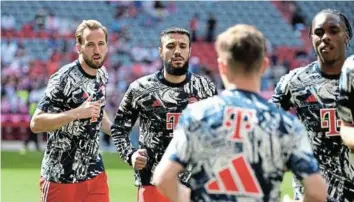  ?? /REUTERS / ANGELIKA WARMUTH ?? Bayern Mnich’s Harry Kane and teammates during warm-up before today’s Champions League quarterfin­al against Arsenal.