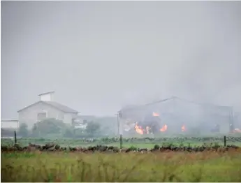  ?? Bild: JONATAN BYLARS ?? BRANN NER. Industriby­ggnaden utanför Glommen totalförst­ördes i branden som startade på fredagsmor­gonen. Det finns fortfarand­e explosions­risk på grund av gasolflask­or.