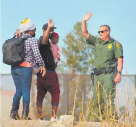  ?? ?? que buscan asilo político se entregan en El Paso, Texas