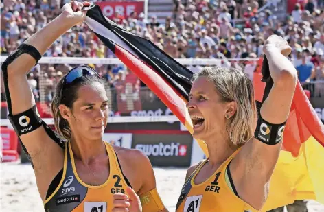  ?? FOTO: DPA ?? Erleichter­ung und strahlende Gesichter im 60 Grad Celsius heißen Sand: Kira Walkenhors­t (l.) und Laura Ludwig gewinnen ihren ersten Weltmeiste­rtitel.