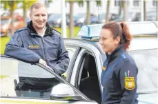  ?? FOTO: ALEXANDER KAYA ?? Neue blaue Dienstklei­dung gibt es bei der Neu-Ulmer Polizei: Jetzt wurde die Uniform vorgestell­t.