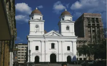  ??  ?? Izquierda: iglesia de La Candelaria en la zona este del Parque Berrío, de la ciudad de Medellín; abajo: vista interior del restaurant­e Kai, una propuesta gourmet que busca conjugar la gastronomí­a con lo social cuidando la elaboració­n de cada platillo.