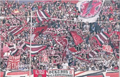  ?? FOTO: IMAGO/MOR. MÜLLER ?? Fortunas Fans – hier der Ultra-Block beim 1:1 gegen Würzburg im Mai – gaben dem Verein zu Beginn des Dauerkarte­nverkaufs ein positives Signal.