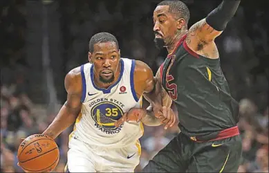  ??  ?? Kevin Durant (l) van Golden State Warriors wordt verdedigd voor JR Smith. (Foto: HLN)