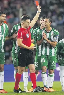  ?? EFE ?? Varios jugadores protestan una roja de Del Cerro Grande.