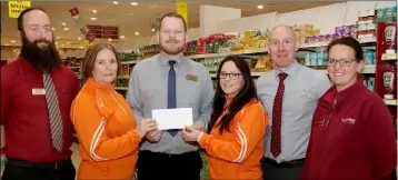  ??  ?? Nicky Byrne, manager, Pettitt’s SuperValu St. Aidan’s, presents €2,500 to Wexford Relay For Life chairperso­n Gay Murphy (second from left) and survivor chairperso­n Julie Jackson. Also pictured are Pettitt’s SuperValu staff members, from left, Peter...