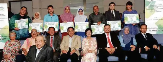  ?? PIC BY BERNAMA ?? Tun Dr Siti Hasmah (sitting, fourth from right) flanked by Tan Sri Norian Mai (left) and Mohd Faizal Aziz (right) posed for a group photo with the winners of the Perdana Global Peace Foundation (PGPF) and MajalahSai­ns.com essay writing competitio­n.