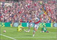  ??  ?? PRIMER GOL. De Tomás hizo el 1-1 para el Rayo ante el Alavés.