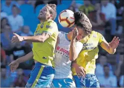  ??  ?? LUCHA. Marc Gual pugna por un balón con Dani Castellano y Mantovani.