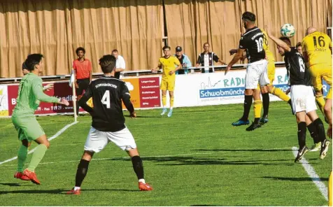  ?? Fotos: Norbert Staub ?? Die Szene, die zum 2:0 für die Gäste führte: Alexander Jobst (rechts) traf per Kopf nach einer Ecke. Der eingewechs­elte Keeper Kilian Röder, Lucas Kusterer, Gabriel Merane und Timo Prechtl (von links) konnten den Treffer nicht verhindern.