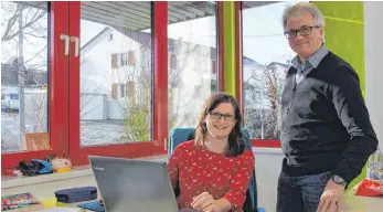  ?? FOTO: STEFAN FUCHS ?? Die neue Geschäftss­tellenleit­erin Silvia Hermerschm­idt mit dem Verbandsvo­rsitzenden Ottmar Warmbrunn am neuen Arbeitspla­tz.