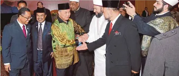  ?? NOOR
PIC BY AHMAD IRHAM MOHD ?? Deputy Prime Minister Datuk Seri Dr Ahmad Zahid Hamidi greeting the panellists after closing the Internatio­nal Wasatiyyah Seminar at Putrajaya Internatio­nal Convention Centre yesterday. With him are Minister in the Prime Minister’s Department Datuk...