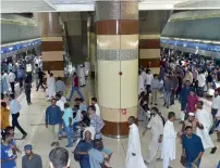  ??  ?? Dubai Metro passengers at the platform waiting for their turn.