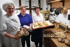  ?? FOTO: REINER SCHMALZ ?? Gerlind Mäder, Jessica Schäfer und Judith Gaudera (von links) wirbeln am ersten Advent in der Museumsbäc­kerei in Großmehlra.