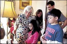  ?? PHOTO COURTESY OF MARLON PECSON ?? Armi Kuusela, the first Miss Universe, is shown a collection of Tiffany lamps and candle holders by her grandniece­s and grandnephe­ws in Legazpi City, Albay.